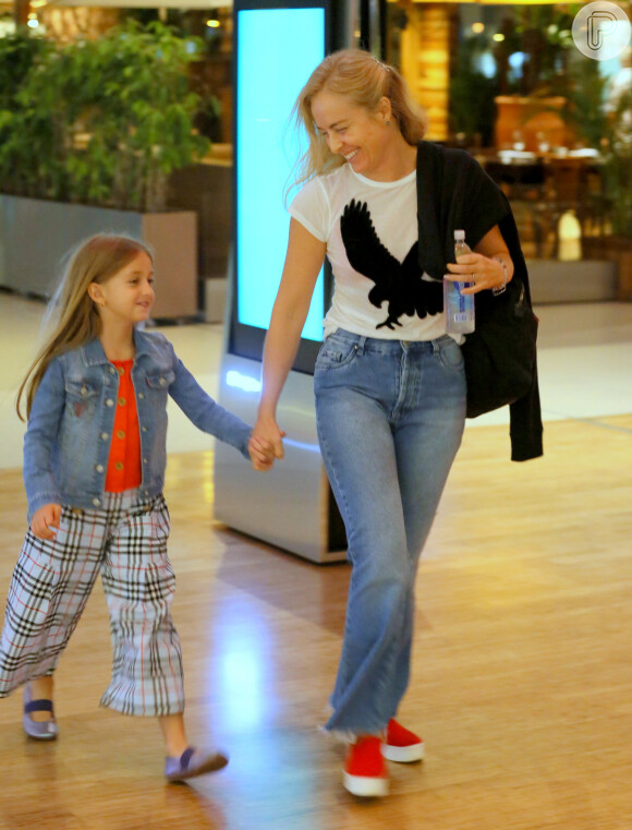 Angélica e filha, Eva, de 7 anos, usaram roupas em cores e estilos parecidos