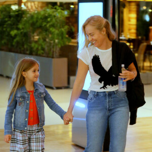 Angélica e filha, Eva, passeiam de mãos dadas em shopping na Barra da Tijuca