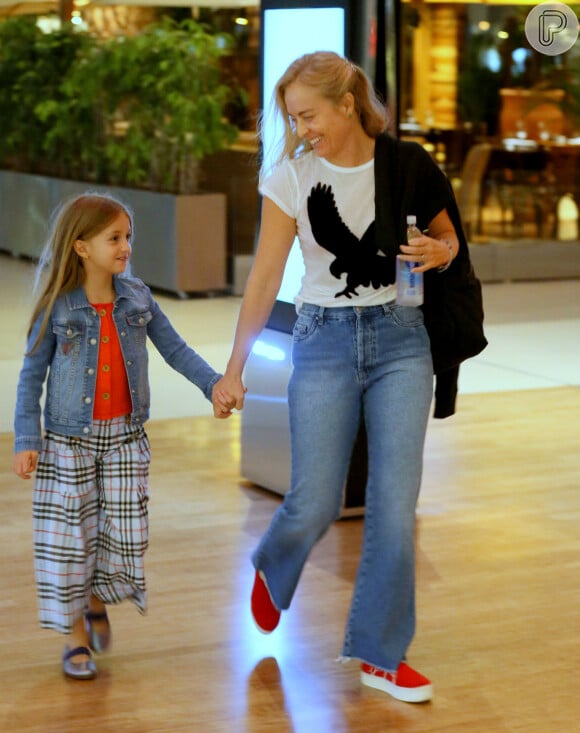 Angélica e filha, Eva, passeiam de mãos dadas em shopping na Barra da Tijuca