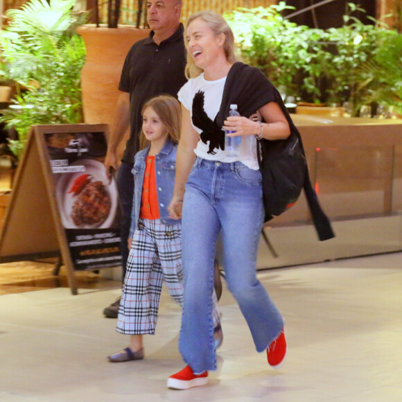 Angélica apareceu rindo bastante nas fotos com a filha, Eva, em shopping