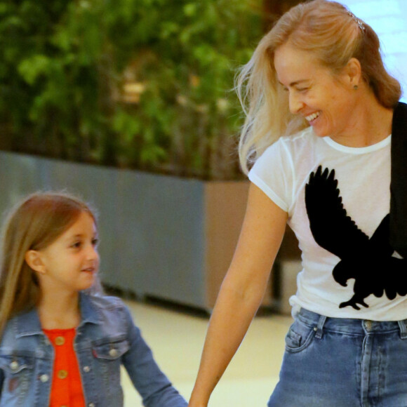 Filha de Angélica, Eva arranca risos da mãe e usa look estiloso em passeio nesta sexta-feira, dia 07 de fevereiro de 2020
