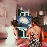 Bruna Marquezine pinta quadro de galáxia ao lado da filha de Bebeto: 'Orgulhosa'