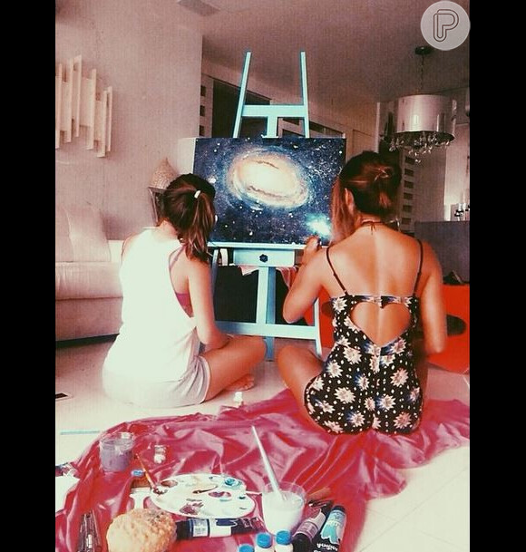 Bruna Marquezine pinta quadro de galáxia em parceria com a amiga Stephanie Oliveira, em 22 de outubro de 2014