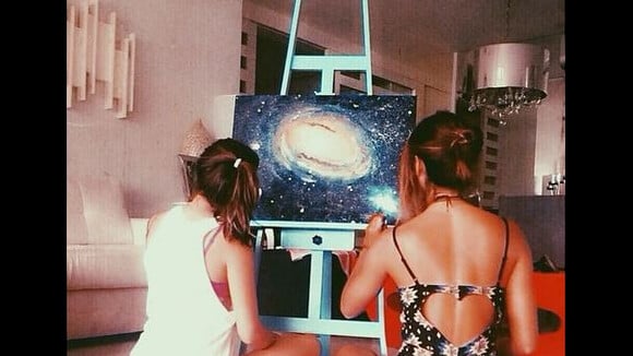 Bruna Marquezine pinta quadro de galáxia ao lado da filha de Bebeto: 'Orgulhosa'