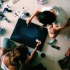 Bruna Marquezine e Stephanie Oliveira pintam quadro sentadas no chão