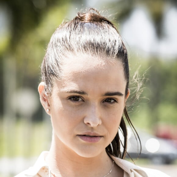 Nos próximos capítulos da novela 'Salve-se Quem Puder', Luna (Juliana Paiva) chora e sai correndo após ser humilhada pela mãe, Helena (Flávia Alessandra)