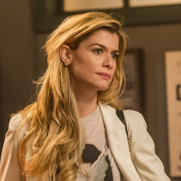 Na novela 'Um Lugar ao Sol', Bárbara (Alinne Moraes) é a patricinha fútil que quer casar com o rico Renato (Cauã Reymond)