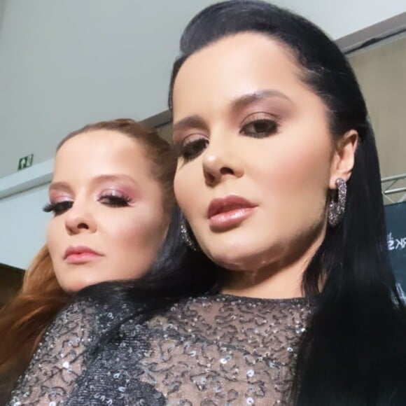 Maraisa faz selfie sexy com a irmã, Maiara