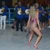 Rainha da agremiação Paraíso do Tuiuti, Lívia Andrade mostrou samba no pé à frente da bateria