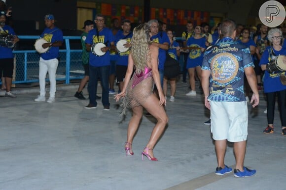 Rainha da agremiação Paraíso do Tuiuti, Lívia Andrade mostrou samba no pé à frente da bateria