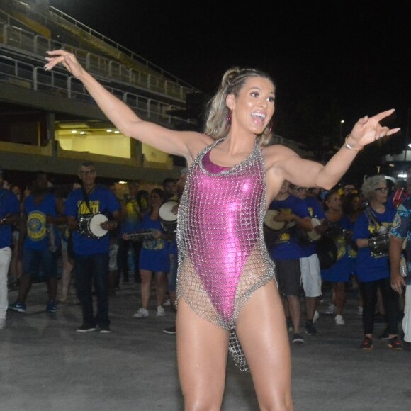 Rainha de bateria, Lívia Andrade caiu no samba durante o ensaio técnico na Marquês de Sapucaí