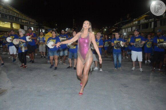 Carnaval 2020: Lívia Andrade alia body fio-dental e vestido transparente para ensaio no Rio. Fotos!