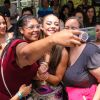 Paolla Oliveira posou com fãs no Bloco da Favorita, em São Paulo