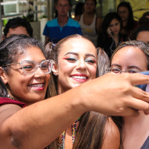 Paolla Oliveira posou com fãs no Bloco da Favorita, em São Paulo