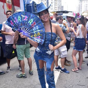 Fernanda Paes Leme escolheu um look all jeans para bloco de rua em SP