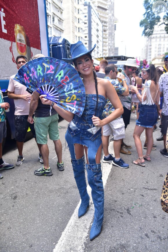 Fernanda Paes Leme escolheu um look all jeans para bloco de rua em SP