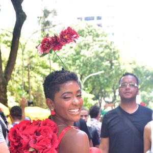 Érika Januza usou fantasia sexy de cupido em bloco de rua em SP