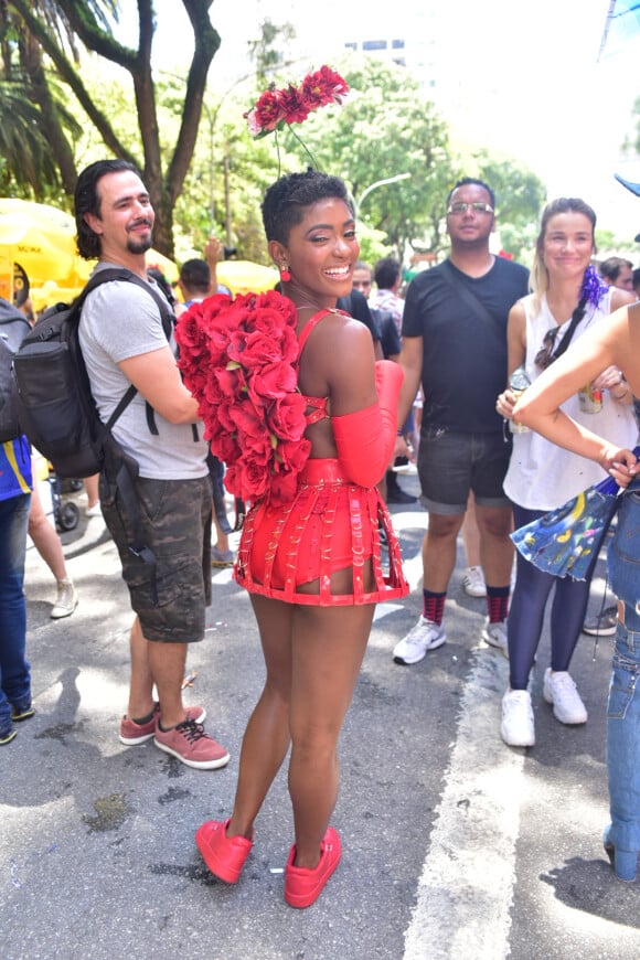 Érika Januza usou fantasia sexy de cupido em bloco de rua em SP