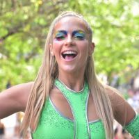 Musa de bloco de rua em SP, Isabella Santoni combina look neon com make colorida