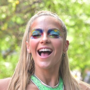 Isabella Santoni usou look neon futurístico em bloco de Carnaval neste sábado, 15 de fevereiro de 2020