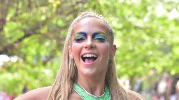 Musa de bloco de rua em SP, Isabella Santoni combina look neon com make colorida