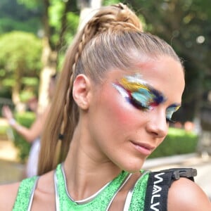 Isabella Santoni combinou look verde neon com make colorida 