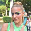 Isabella Santoni usou maquiagem colorida e ousada em bloco de Carnaval