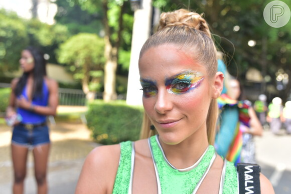 Isabella Santoni usou maquiagem colorida e ousada em bloco de Carnaval