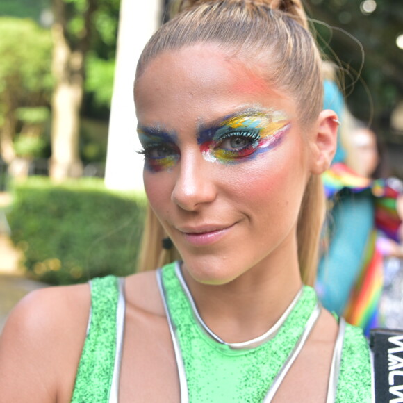 Isabella Santoni usou maquiagem colorida e ousada em bloco de Carnaval