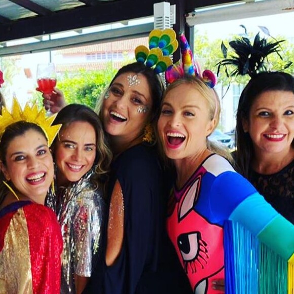 Angélica curtiu um baile de Carnaval entre amigas