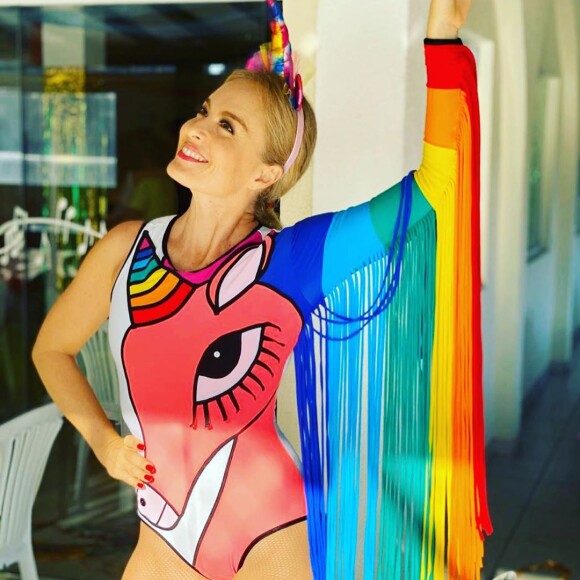 Angélica posou para vários cliques com sua fantasia de unicórnio