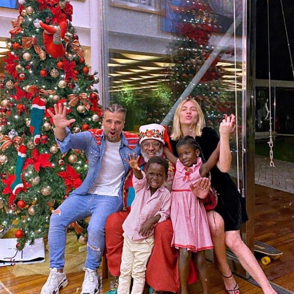 Giovanna Ewbank e Bruno Gagliasso curtem passeio em família com os filhos para assistir a musical infantil neste domingo, dia 16 de fevereiro de 2020