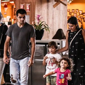 Felipe Simas é casado com Mariana Uhlmann, com quem já tem dois filhos