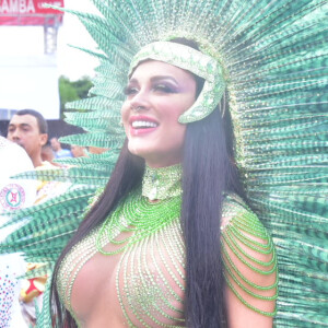 Juju Salimeni surgiu morena e sem tapa-sexo no desfile da X-9 Paulistana neste carnaval, na manhã do sábado, 22 de fevereiro de 2020