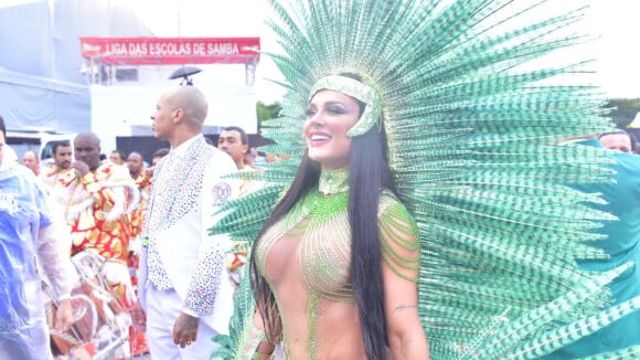 Juju Salimeni surgiu morena e sem tapa-sexo no desfile da X-9 Paulistana neste carnaval, na manhã do sábado, 22 de fevereiro de 2020