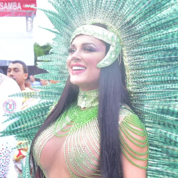 Juju Salimeni surgiu morena e sem tapa-sexo no desfile da X-9 Paulistana neste carnaval, na manhã do sábado, 22 de fevereiro de 2020