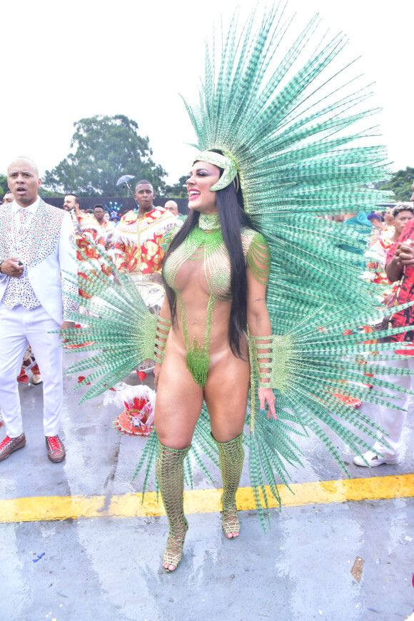 Juju Salimeni surgiu morena e sem tapa-sexo no desfile da X-9 Paulistana neste carnaval: 'O body tem uma proteção bem grossa. Sem riscos'