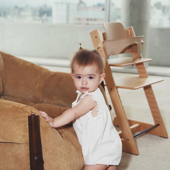 Filha de Sabrina Sato, Zoe apareceu com macacão vermelho com coração