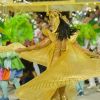 Carnaval de Paolla Oliveira: capa plissada assume o lugar de costeiro com penas