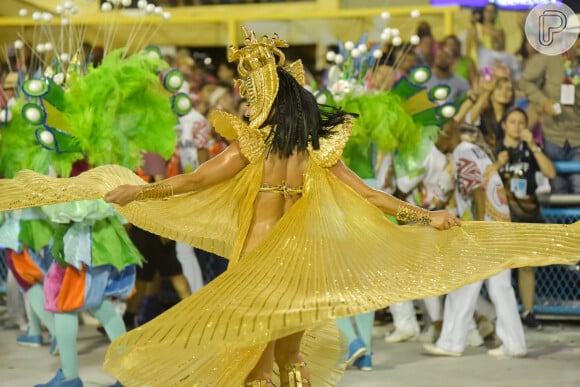 Carnaval de Paolla Oliveira: capa plissada assume o lugar de costeiro com penas