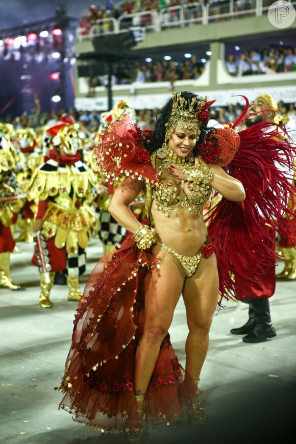 Viviane Araujo, rainha de bateria do Salgueiro, desfilou exuberante com uma fantasia dourada e vermelha fazendo referência a uma cigana