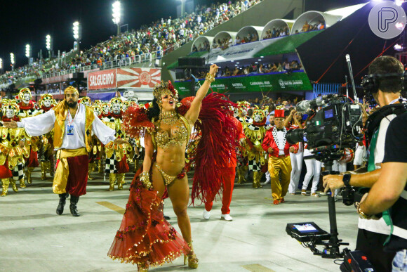 Viviane Araujo, rainha de bateria do Salgueiro, brilha no segundo dia de desfiles do Grupo Especial