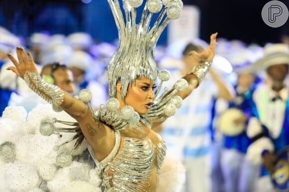Aline Riscado assumiu o posto de rainha de bateria da Vila Isabel no carnaval 2020