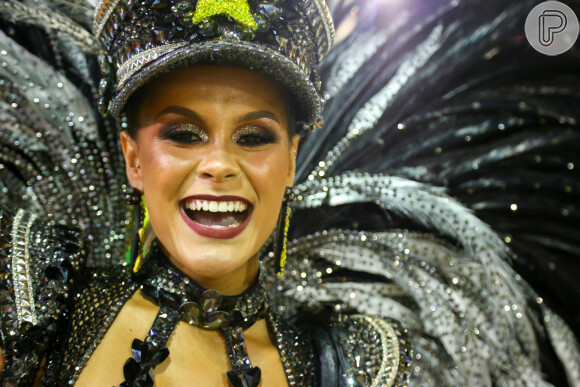 Raphaela Gomes é rainha de bateria da São Clemente e veio fantasiada de Polícia Federal no Carnaval 2020