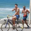 Juliano Cazarré andou de bicicleta nesta quinta-feira, 23 de outubro de 2014, pela orla da praia da Macumba, na Zona Oeste do Rio