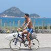 Juliano Cazarré andou de bicicleta nesta quinta-feira, 23 de outubro de 2014, pela orla da praia da Macumba, na Zona Oeste do Rio. Em ótima forma, o ator voltou a se exercitar após ter se submetido a uma cirurgia plástica nas orelhas