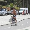 Juliano Cazarré andou de bicicleta nesta quinta-feira, 23 de outubro de 2014, pela orla da praia da Macumba, na Zona Oeste do Rio. Em ótima forma, o ator voltou a se exercitar após ter se submetido a uma cirurgia plástica nas orelhas