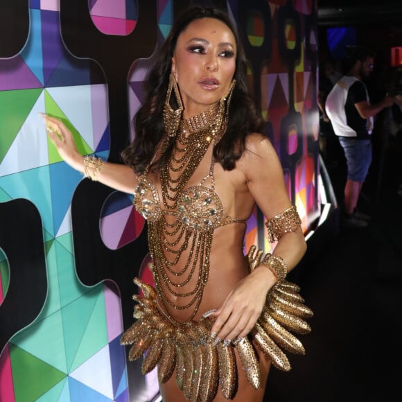 Sabrina Sato usa look inspirado em Josephine Baker para curtir camarote de carnaval.