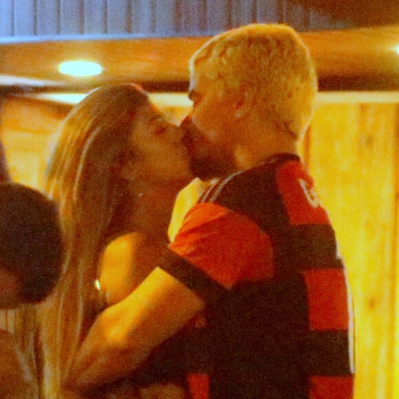 Thiago Martins e Talita Nogueira foram vistos aos beijos em um bar carioca.