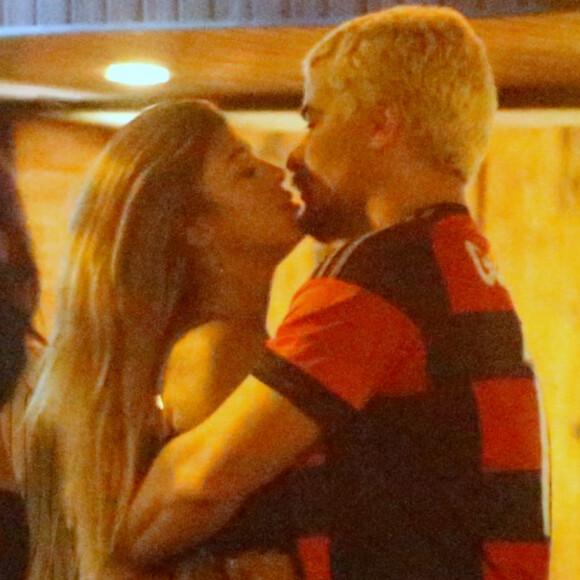 Thiago Martins diz que está feliz com Talita Nogueira.